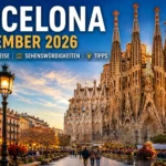 Sagrada Familia und Weihnachtsbeleuchtung in Barcelona im Dezember bei sonnigem Winterwetter